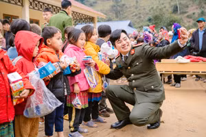 Đồng chí Dương Hải Anh, Trưởng Ban Thanh niên Công an tỉnh Sơn La, Chủ nhiệm Dự án "Hạnh phúc cho em" chụp hình cùng các em nhỏ trong một chuyến thiện nguyện lên vùng cao Sơn La.
