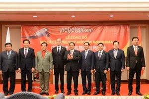 Thủ tướng Phạm Minh Chính chụp ảnh lưu niệm với các lãnh đạo phía Việt Nam và Nhật Bản tại Lễ công bố đường bay thẳng từ Việt Nam đến tỉnh Hiroshima. (Ảnh: Thanh Giang)