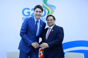 Thủ tướng Phạm Minh Chính gặp Thủ tướng Canada Justin Trudeau (Ảnh: Dương Giang/TTXVN)