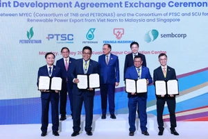 Ba Thủ tướng Việt Nam, Malaysia và Singapore chứng kiến lễ trao thỏa thuận hợp tác về xuất khẩu điện năng lượng tái tạo từ Việt Nam sang Singapore và Malaysia. (Ảnh: Dương Giang/TTXVN)