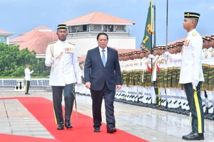 Thủ tướng Phạm Minh Chính duyệt Đội danh dự Quân đội Malaysia. (Ảnh: THANH GIANG)