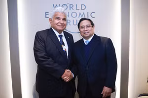 Thủ tướng Phạm Minh Chính và Tổng thống Panama Jose Raul Mulino Quintero. (Ảnh: TTXVN)