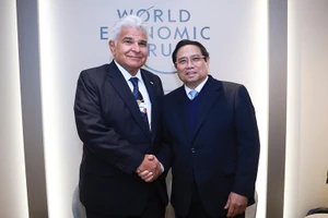 Thủ tướng Phạm Minh Chính và Tổng thống Panama Jose Raul Mulino Quintero. (Ảnh: TTXVN)