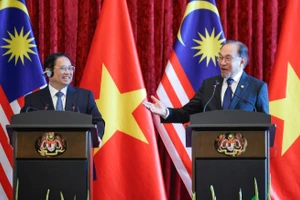 Thủ tướng Phạm Minh Chính và Thủ tướng Malaysia Anwar Ibrahim. (Ảnh: NHẬT BẮC/VGP)