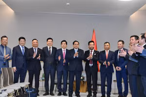 Thủ tướng Phạm Minh Chính và các doanh nghiệp tiêu biểu. (Ảnh: THANH GIANG)