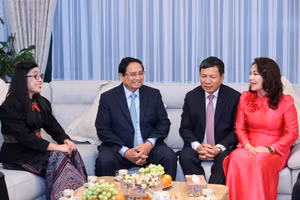 Thủ tướng Chính phủ Phạm Minh Chính và Phu nhân thăm gia đình ông Hoàng Đình Thắng, gia đình Việt kiều tiêu biểu tại Cộng hòa Czech. Ảnh VGP/Nhật Bắc