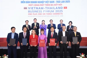 Thủ tướng Phạm Minh Chính và Thủ tướng Thái Lan Paetongtarn Shinawatra chứng kiến các doanh nghiệp Việt Nam và Thái Lan trao đổi văn bản thỏa thuận hợp tác tại diễn đàn. (Ảnh: TRẦN HẢI)