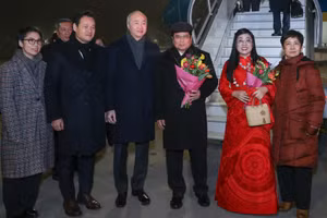 Thủ tướng Phạm Minh Chính và Phu nhân tới Sân bay quốc tế Zurich bắt đầu tham dự Hội nghị WEF Davos lần thứ 55 và làm việc song phương (Ảnh: NHẬT BẮC/VGP).