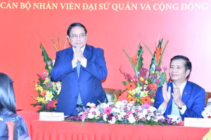 Thủ tướng Phạm Minh Chính nói chuyện với cán bộ, nhân viên Đại sứ quán, bà con cộng đồng người Việt Nam tại Malaysia. (Ảnh: THANH GIANG)