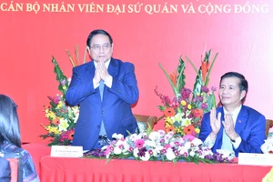 Thủ tướng Phạm Minh Chính nói chuyện với cán bộ, nhân viên Đại sứ quán, bà con cộng đồng người Việt Nam tại Malaysia. (Ảnh: THANH GIANG)