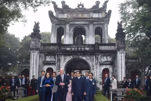 Thủ tướng Phạm Minh Chính và Thủ tướng New Zealand Christopher Luxon thăm Văn Miếu-Quốc Tử Giám. (Ảnh: TRẦN HẢI)