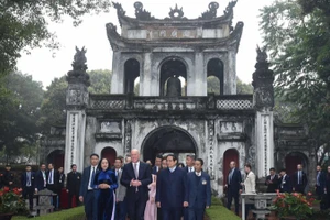 Thủ tướng Phạm Minh Chính và Thủ tướng New Zealand Christopher Luxon thăm Văn Miếu-Quốc Tử Giám. (Ảnh: TRẦN HẢI)