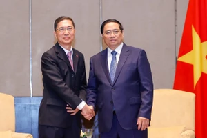 Thủ tướng Phạm Minh Chính và ông Dato' Chow Chee Wah, Chủ tịch tập đoàn Gamuda Land. (Ảnh: VGP/NHẬT BẮC)