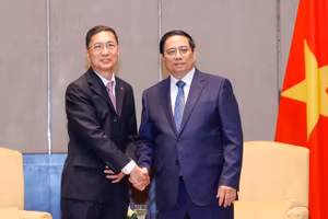 Thủ tướng Phạm Minh Chính và ông Dato' Chow Chee Wah, Chủ tịch tập đoàn Gamuda Land. (Ảnh: VGP/NHẬT BẮC)