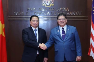 Thủ tướng Phạm Minh Chính hội kiến với Chủ tịch Hạ viện Malaysia Dato' Johari Bin Abdul. (Ảnh: NHẬT BẮC/VGP)