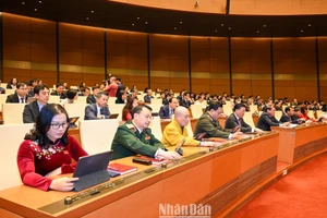 Các đại biểu Quốc hội bấm nút biểu quyết thông qua Luật Khám bệnh, chữa bệnh (sửa đổi). (Ảnh: DUY LINH)