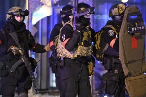 Lực lượng an ninh Nga có mặt ở khu vực gần trung tâm thương mại Crocus City Hall, nơi xảy ra vụ nổ súng. (Ảnh: RIA Novosti)