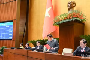 Chủ tịch Quốc hội Trần Thanh Mẫn cùng các Phó Chủ tịch Quốc hội biểu quyết thông qua Nghị quyết Kỳ họp thứ 8, Quốc hội khóa XV. (Ảnh: DUY LINH) 