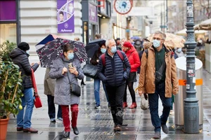Người dân đeo khẩu trang phòng dịch Covid-19 tại Vienna, Áo. (Ảnh tư liệu: THX/TTXVN)