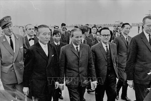 Ngày 9/5/1968, Bộ trưởng Xuân Thủy, Trưởng Đoàn đại biểu Chính phủ Việt Nam Dân chủ Cộng hòa đến thủ đô Paris (Pháp), tiến hành cuộc đàm phán chính thức với Chính phủ Mỹ. (Ảnh: TTXVN)