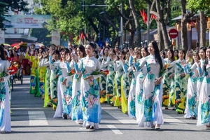 Đoàn diễu hành áo dài của Thành đoàn Hà Nội tại Festival Thu Hà Nội, tháng 10/2023. (Ảnh minh họa: THÀNH ĐẠT)