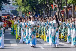 Đoàn diễu hành áo dài của Thành đoàn Hà Nội tại Festival Thu Hà Nội, tháng 10/2023. (Ảnh minh họa: THÀNH ĐẠT)