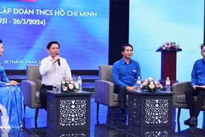 Bí thư Đảng ủy Khối các cơ quan Trung ương Nguyễn Văn Thể đối thoại với cán bộ, đoàn viên, thanh niên tiêu biểu. (Ảnh: TRUNG HƯNG)