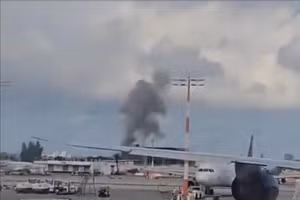 Khói bốc lên sau vụ tấn công bằng tên lửa của lực lượng Houthi ở Yemen nhằm vào khu vực sân bay quốc tế Ben Gurion tại Tel Aviv, Israel ngày 4/5/2025. (Ảnh: THX/TTXVN)