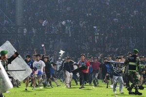Cổ động viên quá khích tràn vào sân vận động Kanjuruhan, sau thất bại 2-3 của Arema FC trước Persebaya Surabaya. (Ảnh: Tribunnews)