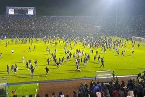Khung cảnh hỗn loạn sau trận đấu giữa Arema và Persebaya. (Ảnh: Bola)