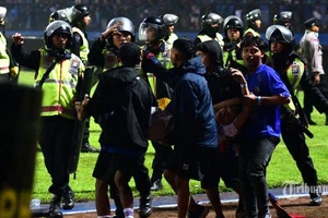 Các nạn nhân trong vụ bạo loạn được chuyển ra khỏi sân Kanjuruhan. (Ảnh: Tribunnews)