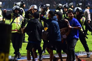Các nạn nhân trong vụ bạo loạn được chuyển ra khỏi sân Kanjuruhan. (Ảnh: Tribunnews)