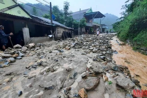 Bản Hòa Sơn, xã tà Cạ bị lũ quét tràn qua