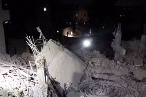 Tìm kiếm người sống sót trong đống đổ nát sau cuộc không kích của Hoa Kỳ tại Sanaa, Yemen, ngày 23/3/2025. (Ảnh: THX)