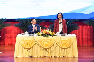 Thường trực Ban Bí thư Trương Thị Mai dự Hội nghị về công tác xây dựng Đảng và công tác đảng ngoài nước với chủ đề “Tăng cường sự lãnh đạo của Đảng, nâng cao chất lượng đội ngũ đảng viên trong và ngoài nước, góp phần xây dựng ngành ngoại giao toàn diện, hiện đại, vững mạnh”. (Ảnh: THỦY NGUYÊN) 