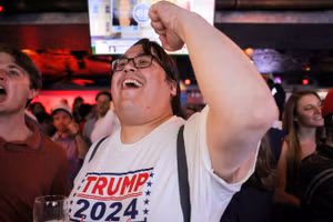 Người ủng hộ ông Trump ăn mừng trước kết quả kiểm phiếu sơ bộ tại sự kiện của Câu lạc bộ Cộng hòa trẻ New York ở thành phố New York. (Ảnh: Reuters)