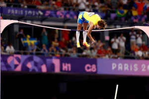Armand Duplantis thực hiện cú nhảy 6,25 m phá kỷ lục thế giới tại Olympic Paris 2024, Stade de France, Saint-Denis, Pháp, ngày 5/8/2024. (Ảnh: Reuters) 