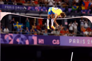 Armand Duplantis thực hiện cú nhảy 6,25 m phá kỷ lục thế giới tại Olympic Paris 2024, Stade de France, Saint-Denis, Pháp, ngày 5/8/2024. (Ảnh: Reuters) 