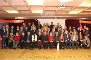 Các nhân chứng tham dự Lễ kỷ niệm 50 năm ký kết Hiệp định Paris được tổ chức ở Đại sứ quán Việt Nam tại Pháp ngày 18/1/2023.