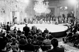 Quang cảnh lễ ký Hiệp định Paris, ngày 27/1/1973, tại Trung tâm các Hội nghị quốc tế ở thủ đô Paris (Pháp). (Ảnh: TTXVN)