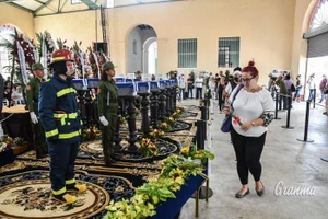 Người dân Cuba tưởng nhớ 16 người đã hy sinh trong vụ hỏa hoạn xảy ra tại kho chứa nhiên liệu ở Matanzas. (Ảnh: granma.cu)