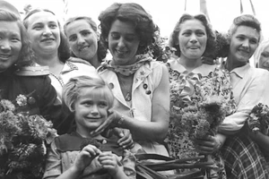 Bà Raymonde Dien (giữa) tại Berlin, Cộng hòa dân chủ Đức, tháng 8/1951.