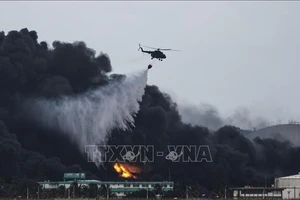 Trực thăng phun nước dập lửa tại hiện trường vụ cháy kho chứa nhiên liệu ở Matanzas, Cuba ngày 8/8/2022. (Ảnh: AFP/TTXVN)