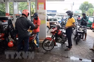 Người dân xếp hàng tại trạm xăng ở Colombo, Sri Lanka, ngày 5/5/2022. (Ảnh: THX/ TTXVN)