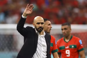 Huấn luyện viên Walid Regragui tri ân người hâm mộ tới sân cổ vũ đội tuyển Maroc sau trận bán kết. (Ảnh: Reuters)