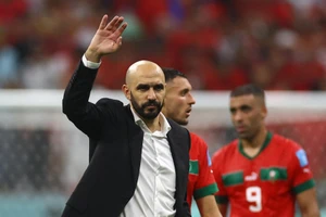Huấn luyện viên Walid Regragui tri ân người hâm mộ tới sân cổ vũ đội tuyển Maroc sau trận bán kết. (Ảnh: Reuters)