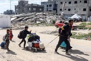 Người dân sơ tán tránh xung đột tại Shuja'iyya, Dải Gaza ngày 19/3/2025. (Ảnh: THX/TTXVN)