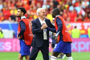 Huấn luyện viên Didier Deschamps ăn mừng với các tuyển thủ Pháp sau trận thắng Bỉ để vào tứ kết. (Ảnh: REUTERS) 