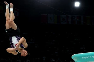 Carlos Edriel Yulo của Philippines trong phần thi chung kết nhảy chống nam, Bercy Arena, Paris, Pháp, ngày 4/8/2024. (Ảnh: Reuters)