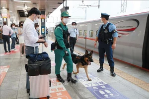 Cảnh sát Nhật Bản tăng cường kiểm tra an ninh tại Tokyo, ngày 20/9/2022. (Ảnh: AFP/TTXVN)